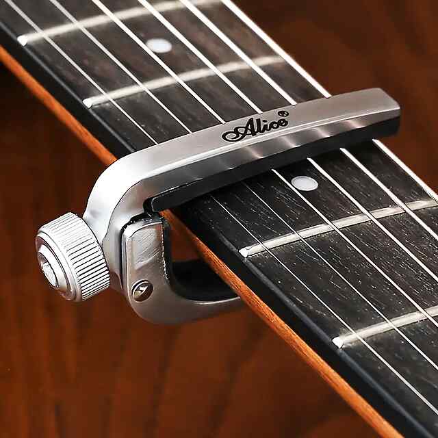Каподастр для гітари срібного кольору, міцний та зручний